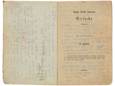 Seite eines Buchs von Ralph Waldo Emerson mit vielen Notizen von Friedrich Nietzsche