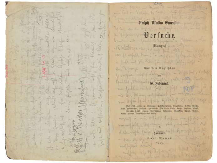 Seite eines Buchs von Ralph Waldo Emerson mit vielen Notizen von Friedrich Nietzsche