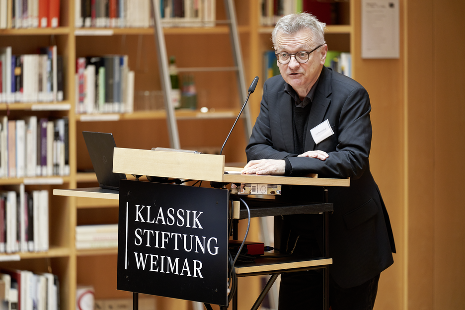 Prof. Dr. Höhne im April 2023 im Studienzentrum der HAAB