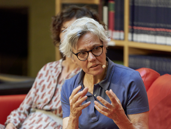 Esther Kinsky im Bücherkubus der Herzogin Anna Amalia Bibliothek, 22.06.2022