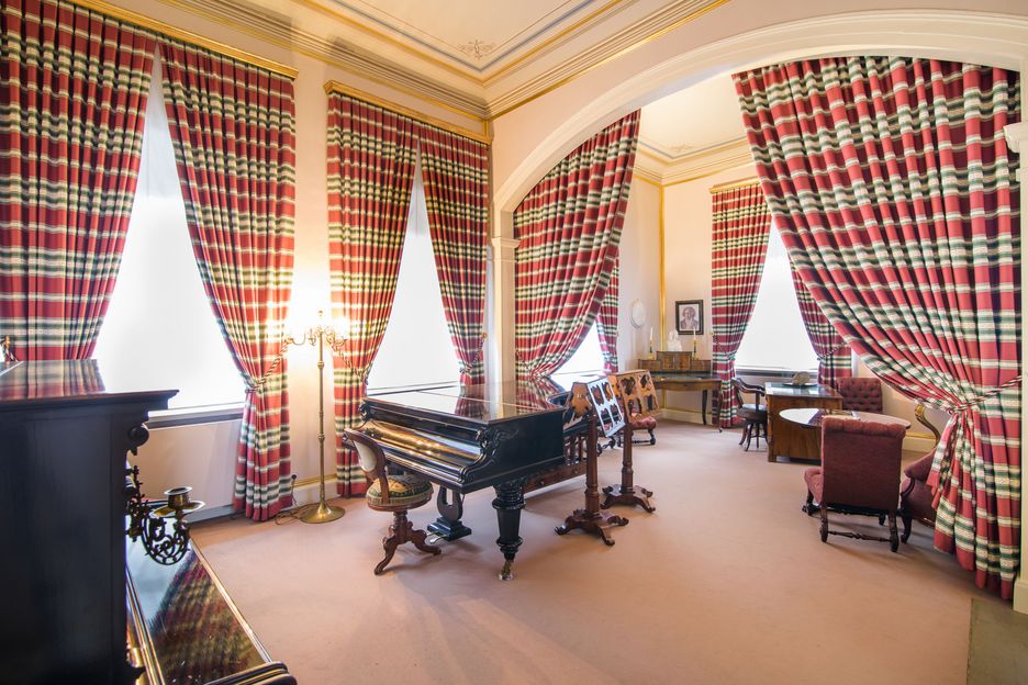 Musiksalon mit Flügel 