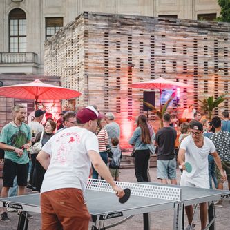 Menschen spielen tischtennis vor dem Co-Labor