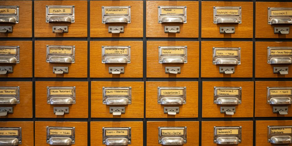 Katalogschrank des alten Schlagwortkataloges von A-Z im Studienzentrum
