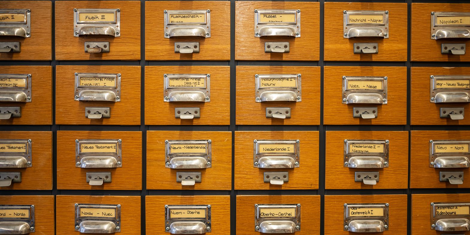 Katalogschrank des alten Schlagwortkataloges von A-Z im Studienzentrum