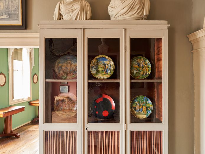 Moderner Teller im Schrank