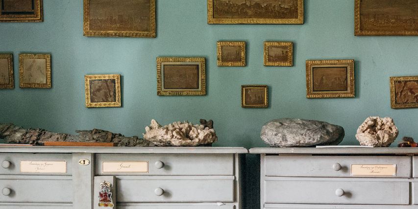 Ein Mitarbeiter der Klassik Stiftung Weimar studiert eine Gesteinsprobe.