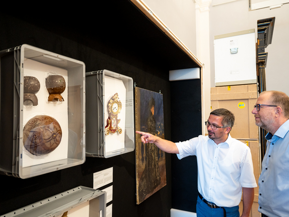 Verpackungskisten mit Kalebassen und Neorokokouhr, sowie Porträt von Elisabeth Förster-Nietzsche