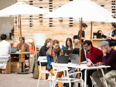 Menschen arbeiten open-air zusammen