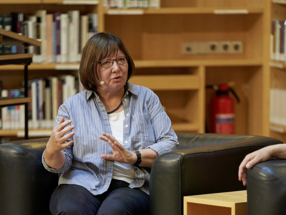 Andrea Meyer-Fraatz im Bücherkubus der Herzogin Anna Amalia Bibliothek, 22.06.2022