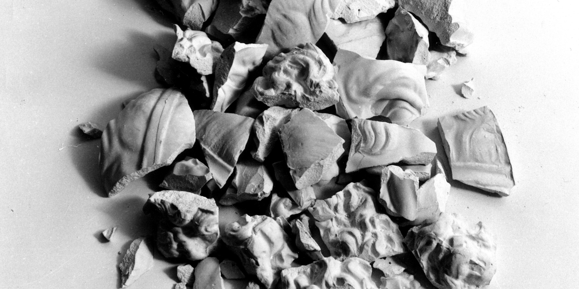 Schwarz-Weiß-Bild, das zerbrochene Stücke zeigt