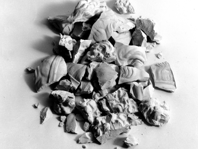 Schwarz-Weiß-Bild, das zerbrochene Stücke zeigt