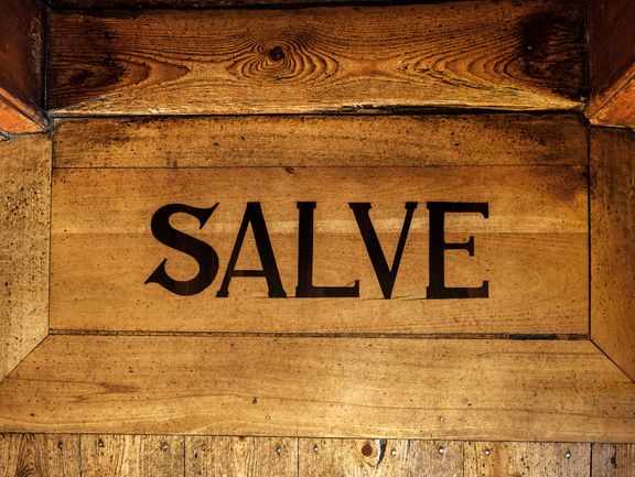 Auf der Türschwelle steht „Salve" geschrieben