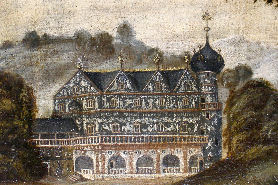 Das Grüne Schloss mit bemalter Fassade und kleinem Türmchen