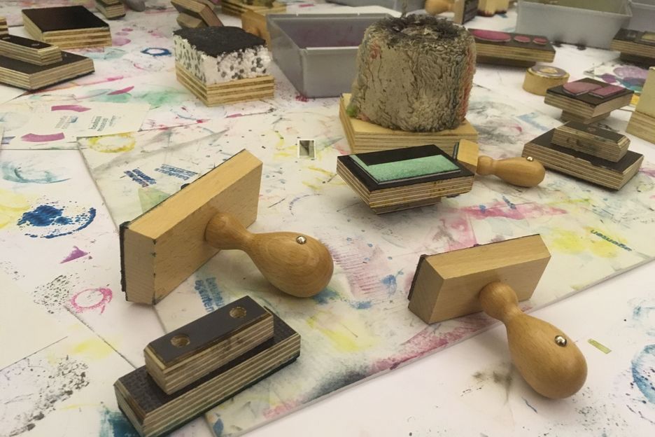 Stempel und Drucke in der Werkstatt des Bauhaus Museums.