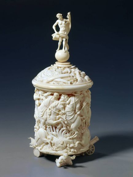  Jeremias Bezolt (Petzoldt), Deckelbecher mit Reiterschlacht und Darstellung der Fortuna, Elfenbein, Ende 17. Jh. 
