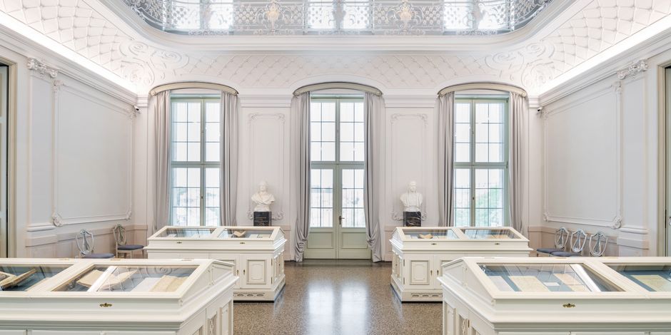 Blick in den Mittelsaal mit Vitrinenausstellung