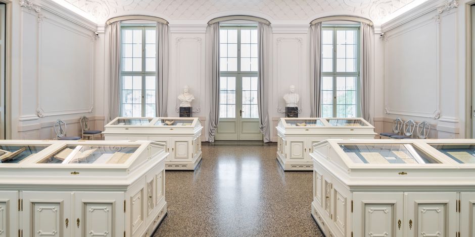 Blick in den Mittelsaal mit Vitrinenausstellung