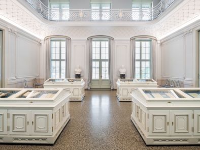 Blick in den Mittelsaal mit Vitrinenausstellung