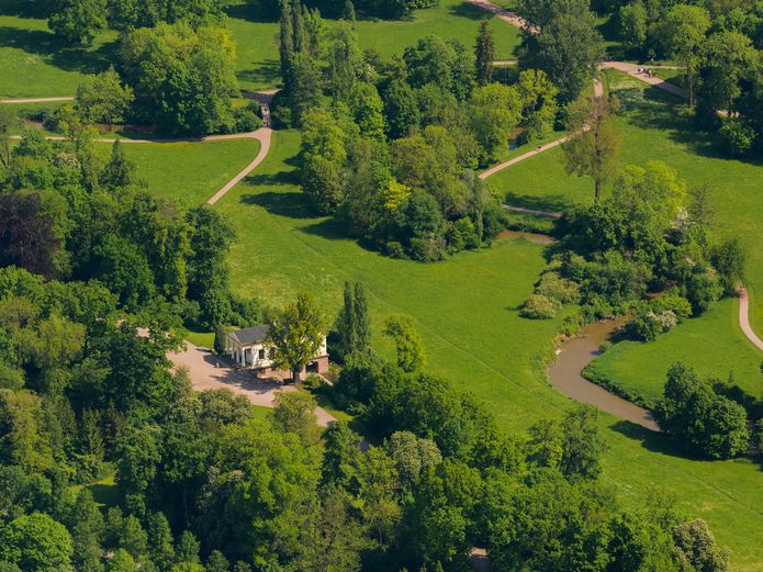 Die Ilm schlängelt sich zu Füßen des Römischen Hauses.