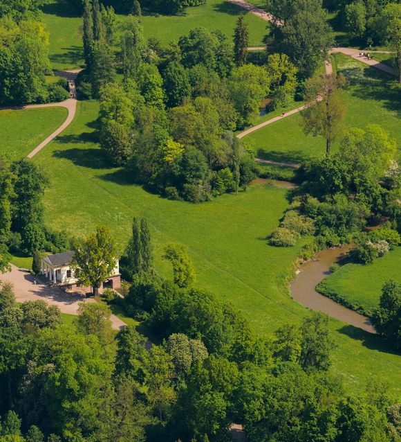 Die Ilm schlängelt sich zu Füßen des Römischen Hauses.