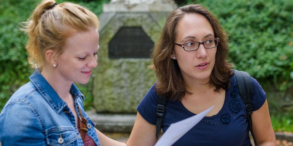 Bildung und Vermittlung Teilnehmer einer Lehrerführung erkunden den Park an der Ilm.