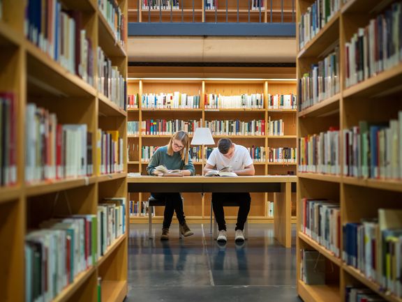 Studenten arbeiten im Studienzentrum