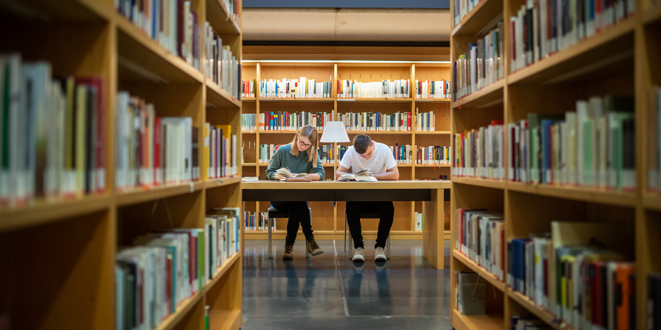 Studenten arbeiten im Studienzentrum