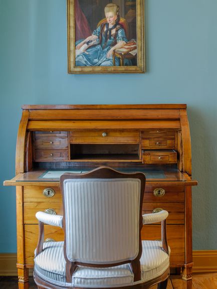 Porträt der Herzogin Anna Amalia über Wielands Schreibkommode im zweiten Museumszimmer