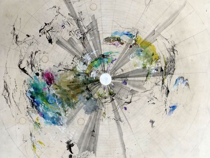 Das Werk zieht den Betrachter in einen kreisförmigen Tunnel hinein, welcher mit Gesteinsformen und Wellen bemalt ist.