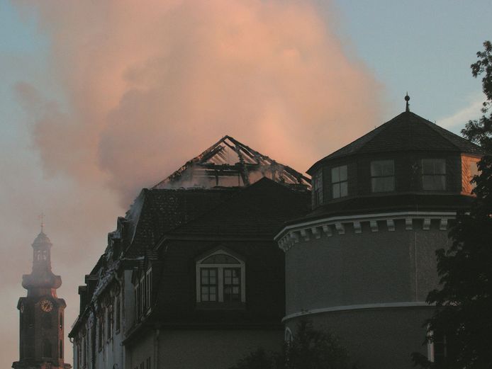Der verbrannte Dachstuhl der Bibliothek im Morgenlicht, im Hintergrund der Schlossturm