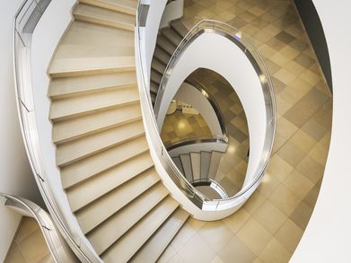 Treppenaufgang zur Dauerausstellung „Lebensfluten - Tatensturm"