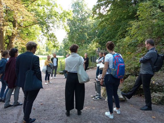 Teilnehmerinnen und Teilnehmer des Sommerkurses 2021 bei einer Führung durch den Park an der Ilm mit Brigitta Ulferts