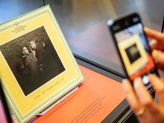 Ein Büchlein zeigt auf dem Cover eine Szene aus dem Stücks Faust.