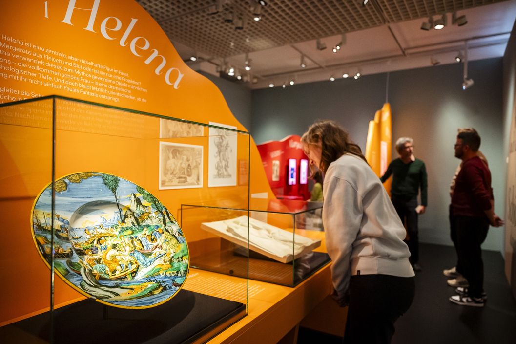 Menschen gucken sich in einer Ausstellung Objekte an