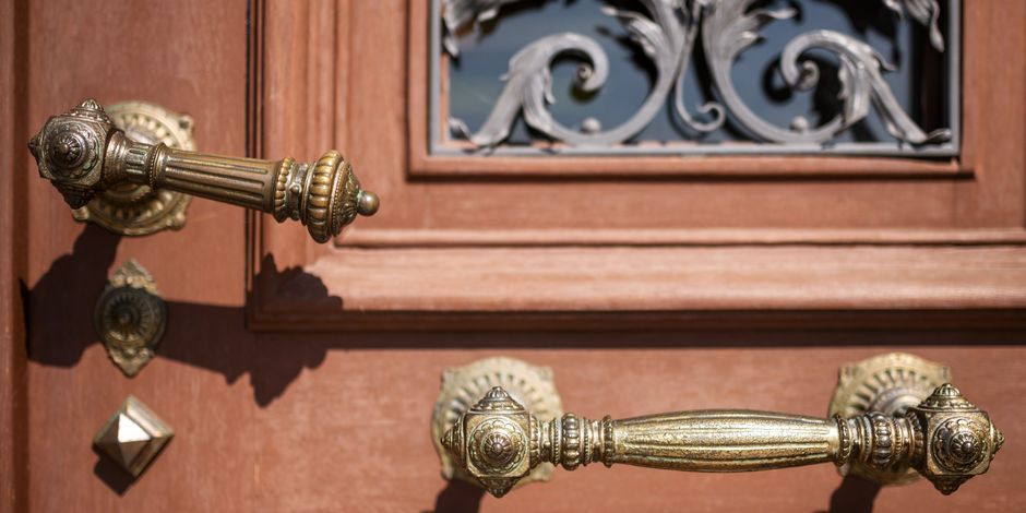 Goethe- und Schiller-Archiv: Detailaufnahme des Türgriffs der Eingangstür