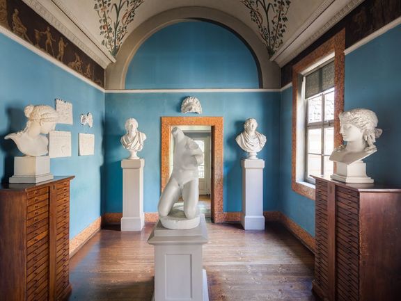 Büstenzimmer mit Auswahl an Skulpuren aus der Sammlung Goethes