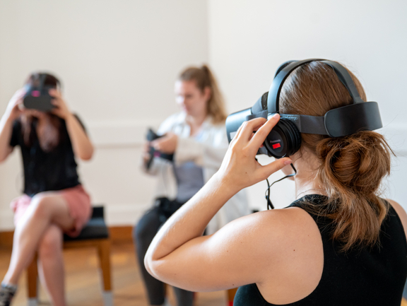 drei Besucherinnen, die VR-Brillen tragen 