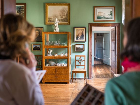 Besucherinnen in Goethes Wohnhaus