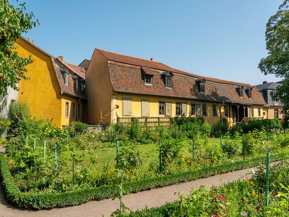 Blick aus dem Hausgarten auf die Rückseite von Goethes Wohnhaus