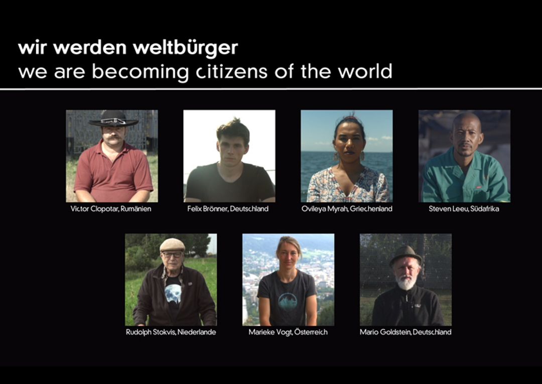 Standbild aus dem Interviewfilm "Wir werden Weltbürger" im Bauhaus Museum. Zu sehen sind Fotos von den Interviewpartner*innen.
