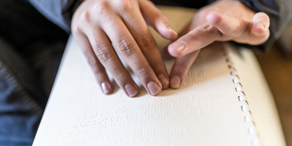 Finger tasten über die haptische Brailleschrift