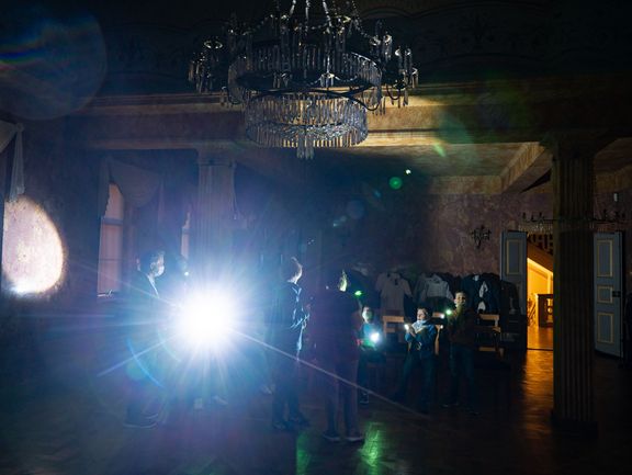 Ein Lichtschein in der Dunkelheit eines Raumes