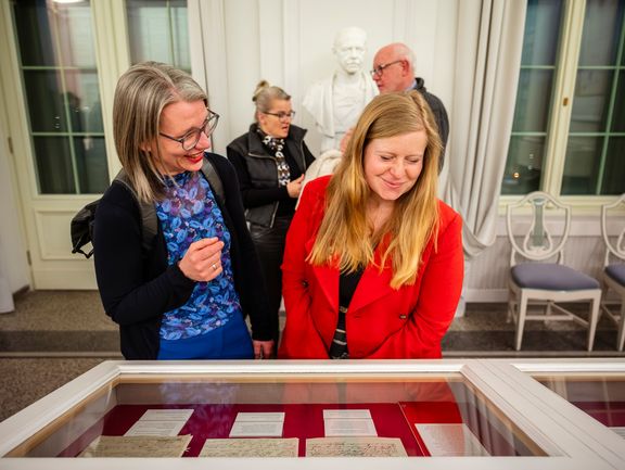 Besucher*innen der Ausstellung "Die Entstehung der Marke Goethe" im Goethe- und Schiller-Archiv