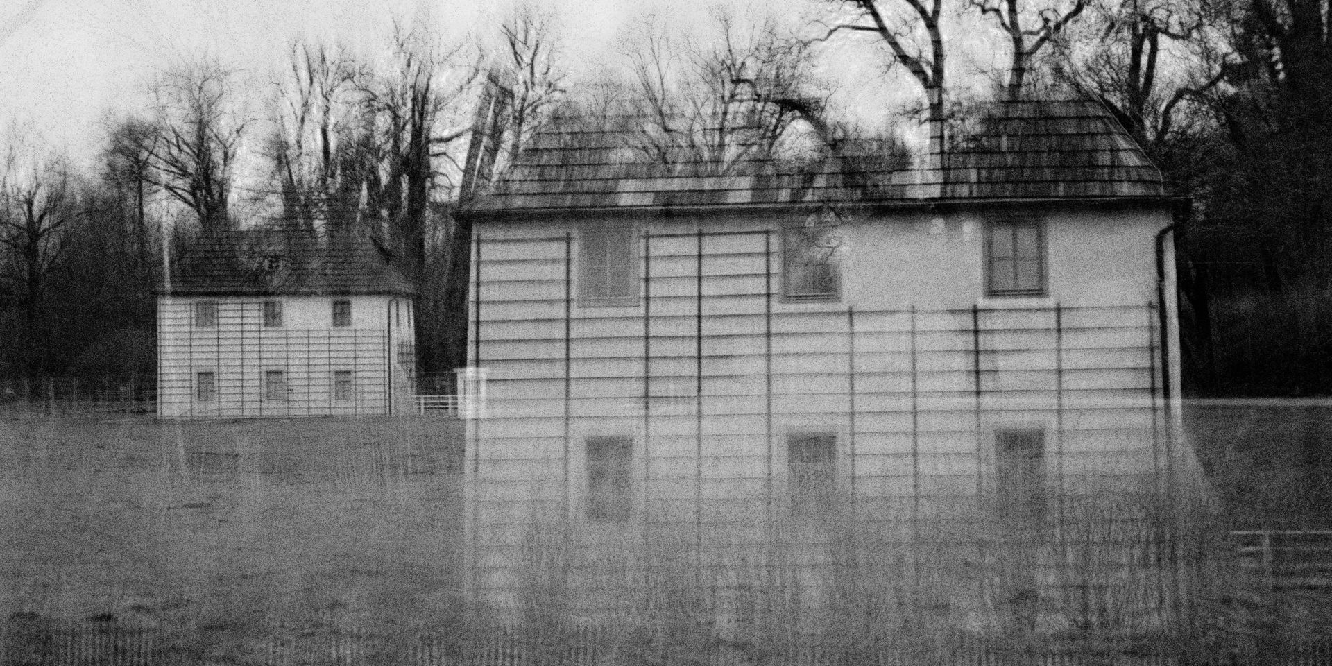 Esther Shalev-Gerz: Inseparable Angels 9 Goethes Gartenhaus mit schemenhaften Duplikat im Vordergrun, schwarz-weiß