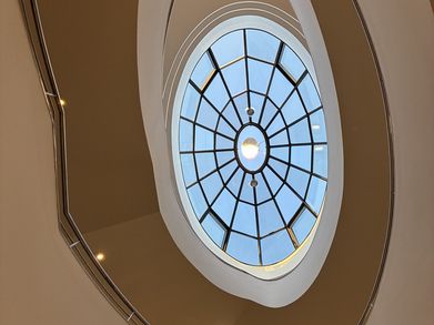 GNM-Museumsbauten, Treppenhaus mit gläserner Kuppel von 1999