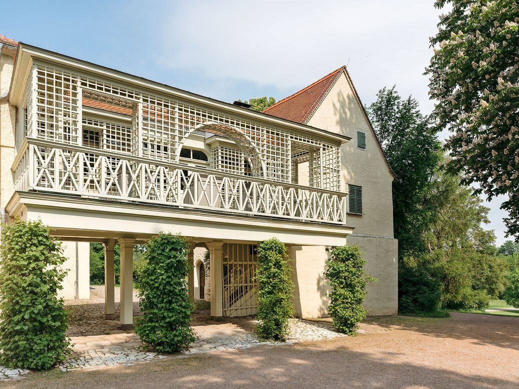 Zwei Gebäudeteile eines Schlosses werden durch einen Altangang verbunden