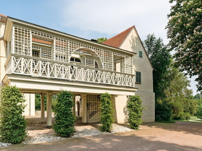 Zwei Gebäudeteile eines Schlosses werden durch einen Altangang verbunden