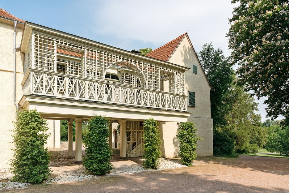 Zwei Gebäudeteile eines Schlosses werden durch einen Altangang verbunden