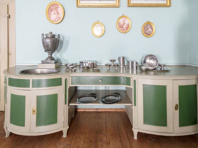 Moderner Einrichtungsgegenstand in historischen Räumen