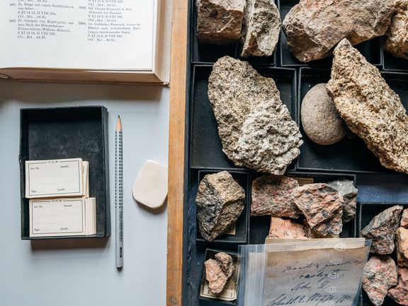 Blick in eine Schublade von Goethes Mineralienschränken